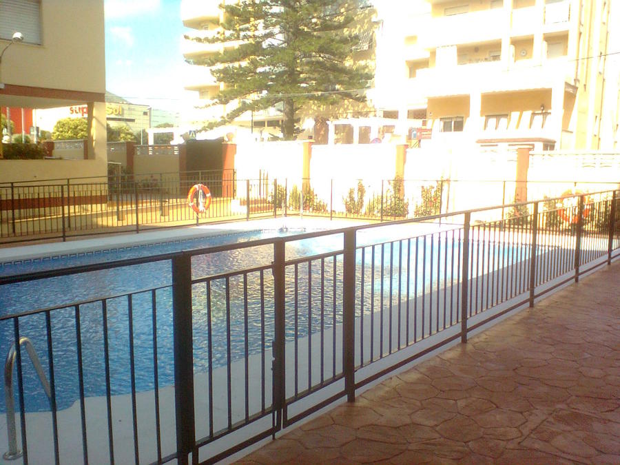 Urbanización y piscina comunitaria