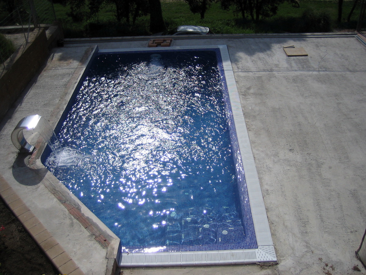 piscina rebosante