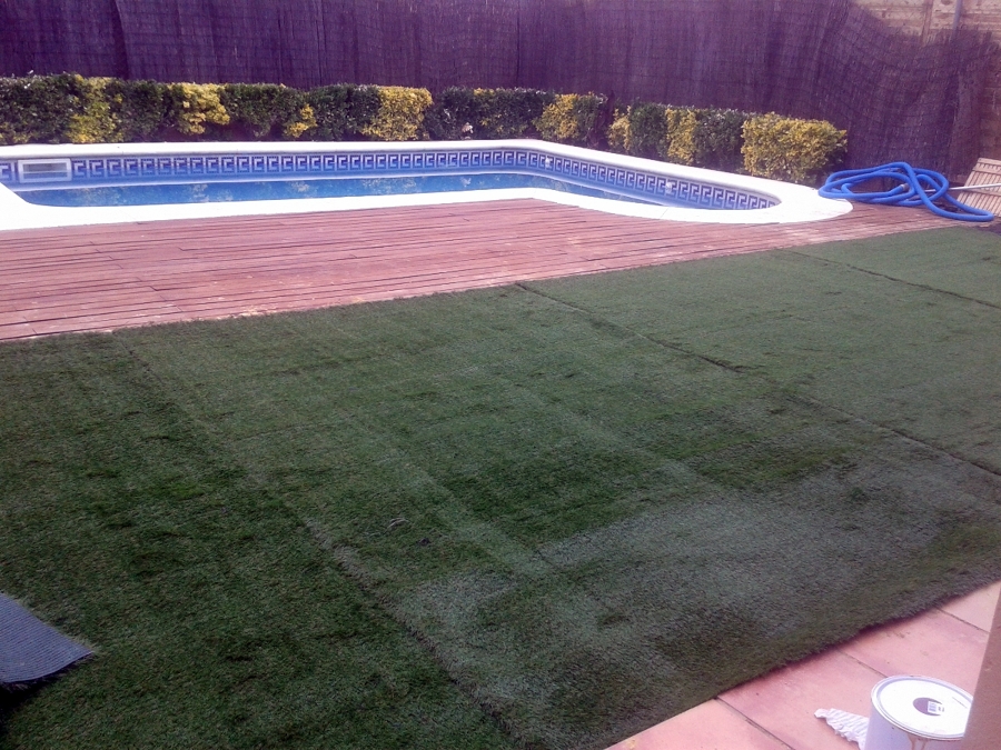 piscina y cesped