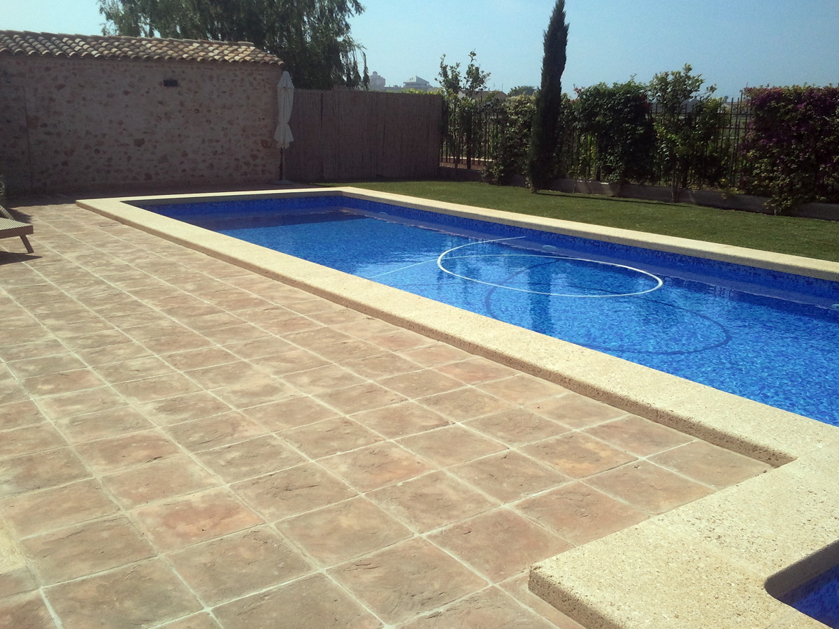 Piscina y entorno