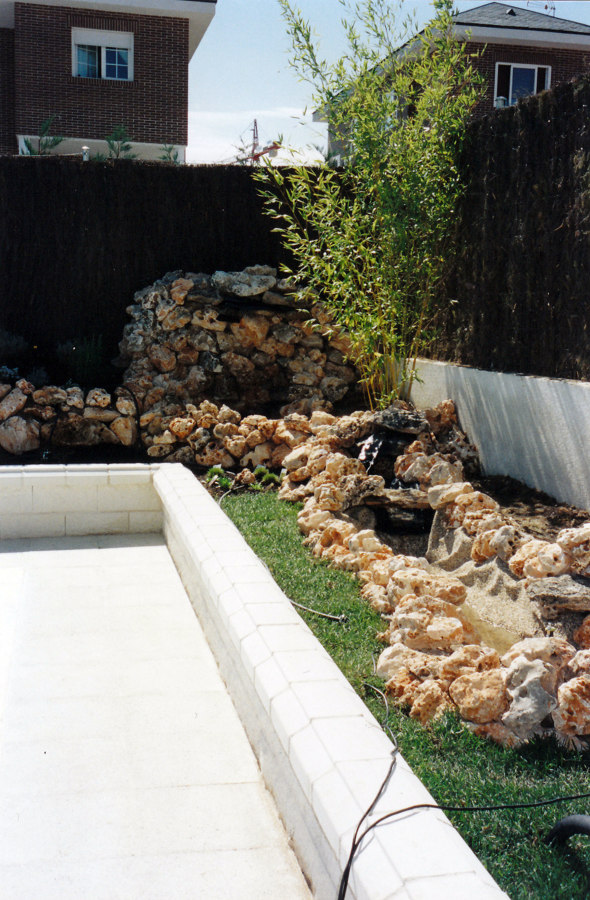 PISCINA Y JARDIN SEVILLA LA NUENA