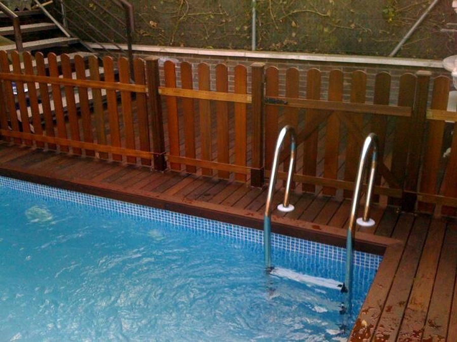 Piscina y valla de madera IPE 