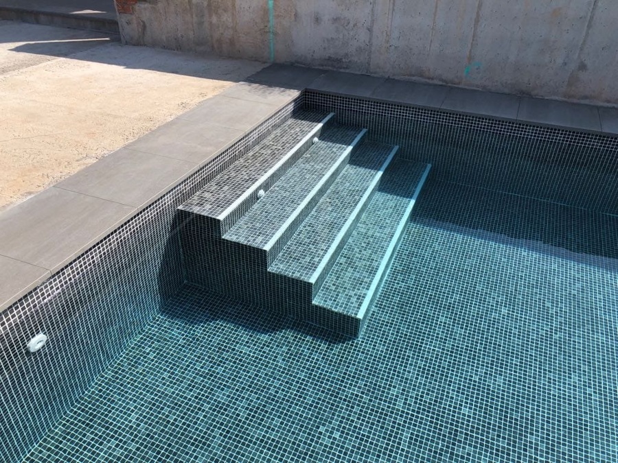 Escalera de obra en Pisicna