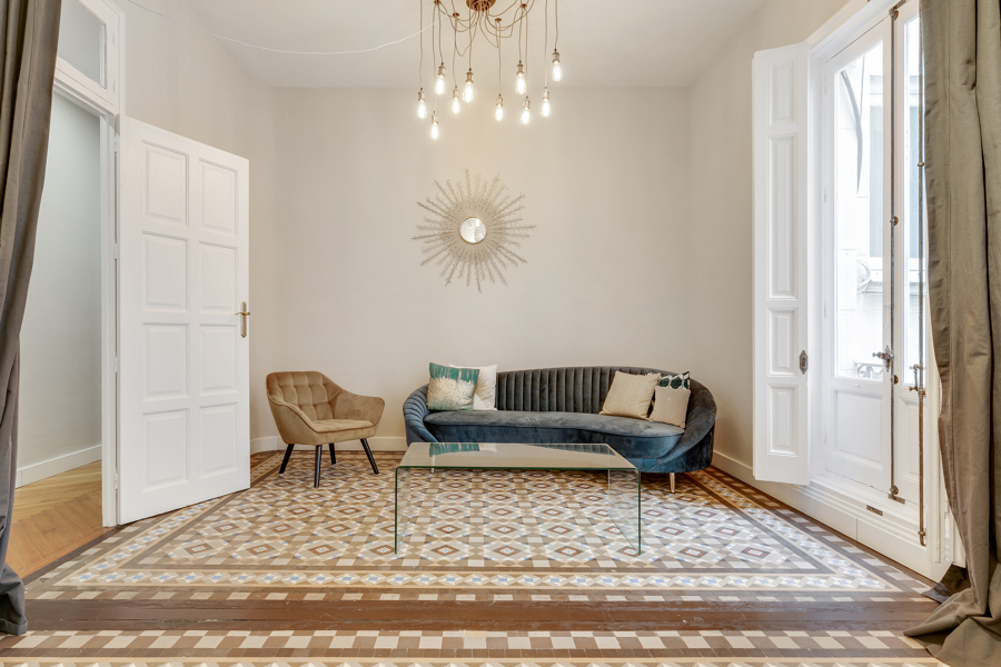 Salón secundario con mosaico hidráulico