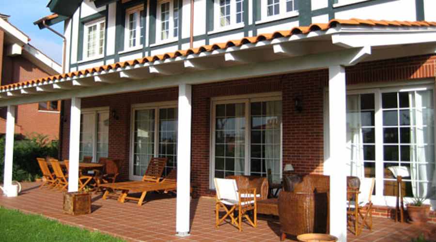 Foto: Porche de Madera Acabado en Blanco de Sinergia - Estructuras De