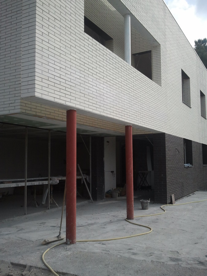 Porche en entrada vivienda obra nueva