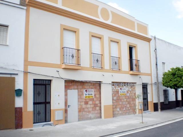 Promoción de dos pisos y dos locales comerciales