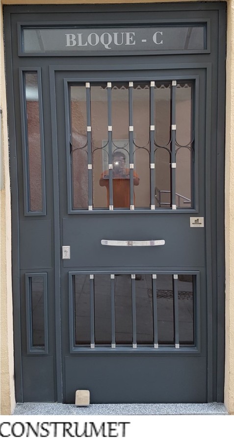 Puerta comunidad