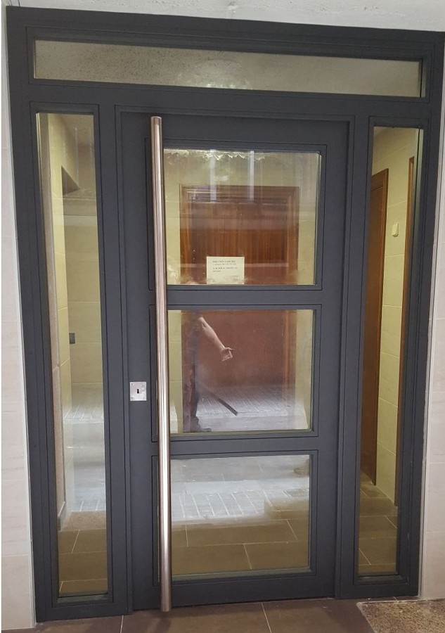 Puerta comunidad