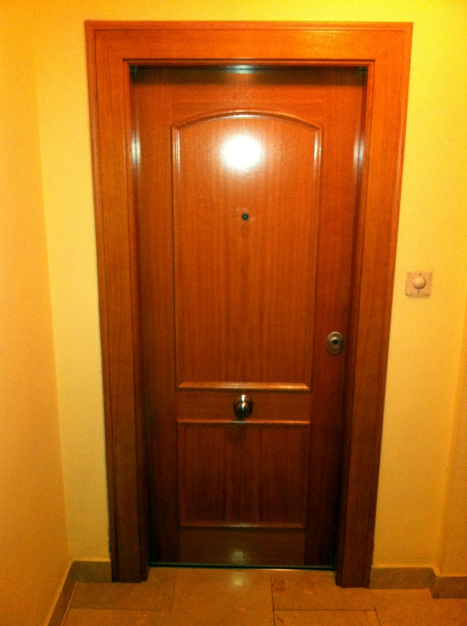 Puerta acorazada grado 4 en acabado pino melix