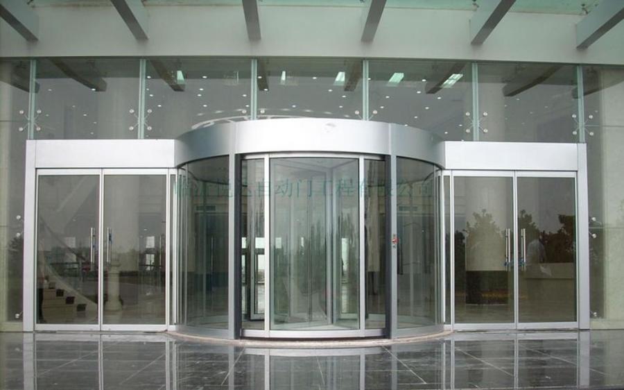 Puerta automática de cristal giratoria.