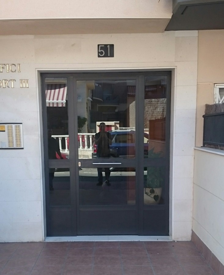 Puerta metálica de comunidad
