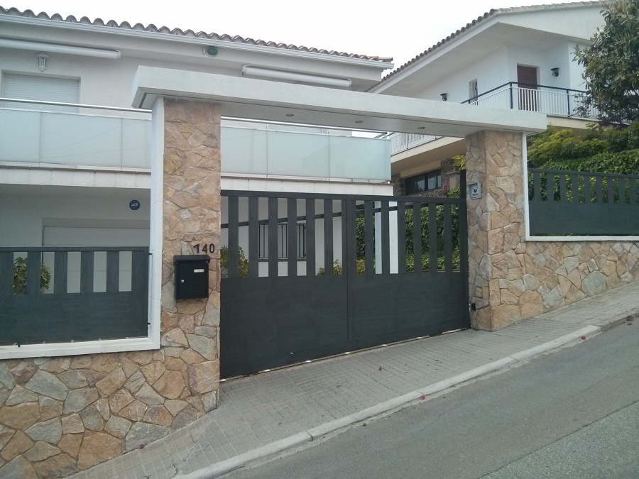Puerta metálica corredera