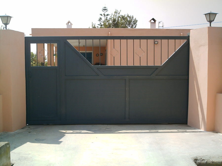 PUERTA CORREDERA Y PEATONAL LATERAL