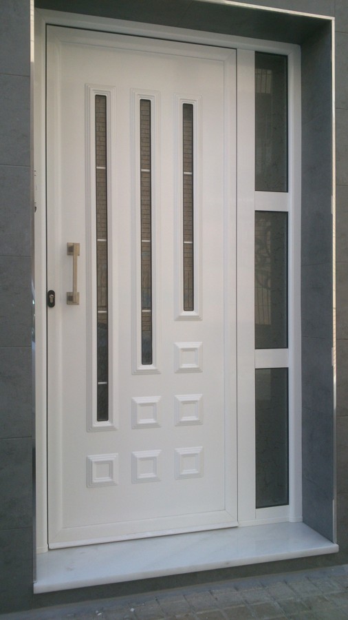 PUERTA EN ALUMINIO BLANCO