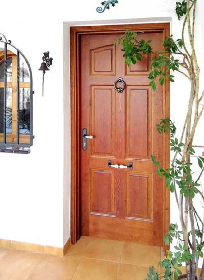 Puertas de madera maciza de entrada