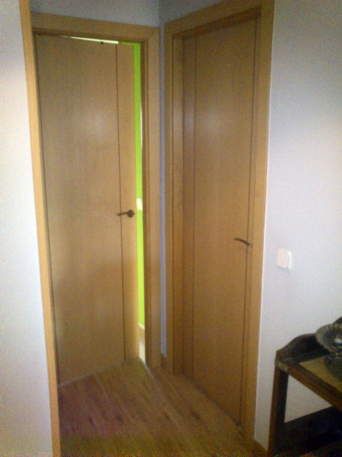 puerta haya con greca oscura
