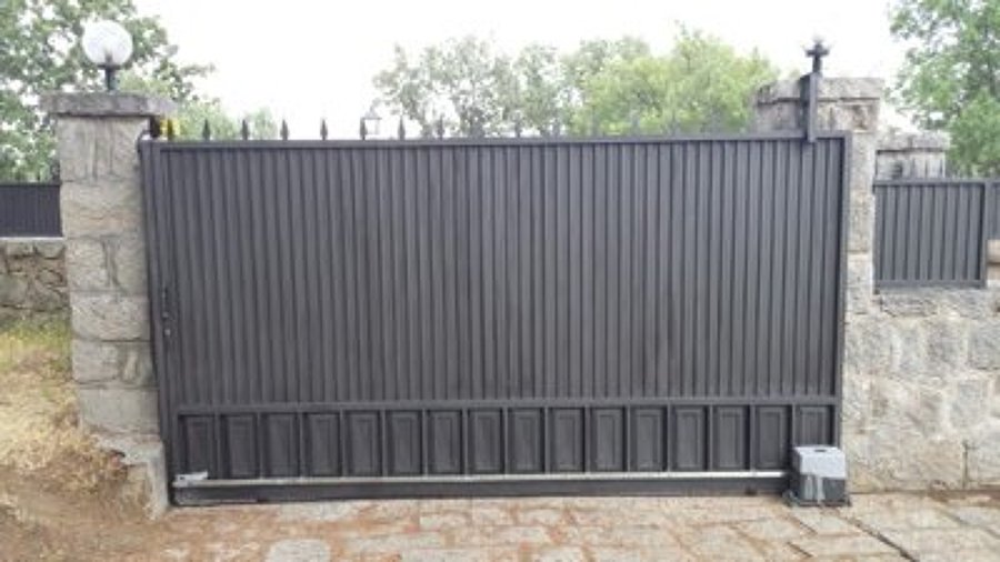 PUERTA SECCIONAL DE FORJA AUTOMATIZADA