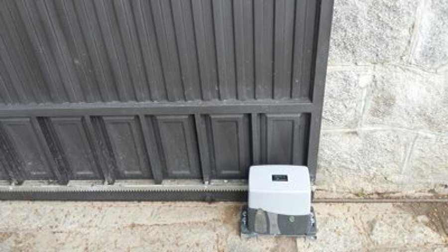 PUERTA SECCIONAL DE FORJA AUTOMATIZADA