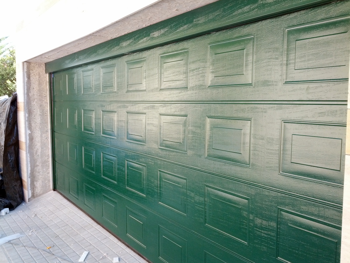 PUERTA SECCIONAL DE GARAJE
