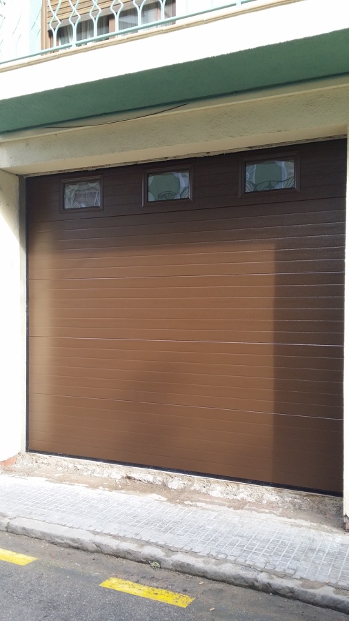 PUERTA SECCIONAL EN PANEL "EFECTO MADERA" RAL/COLOR 8014