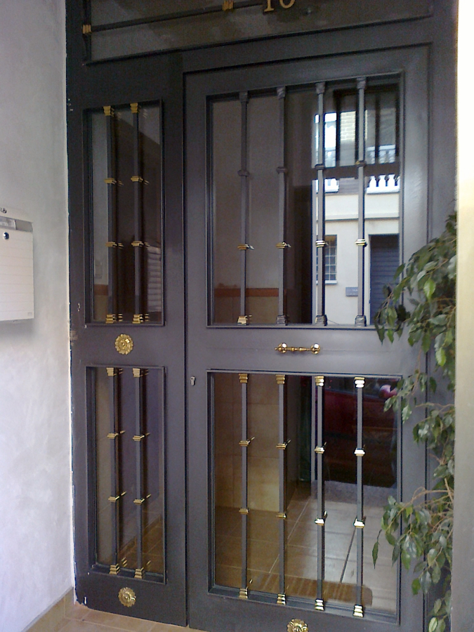 Foto: Conjunto de Puertas Peatonal y Garaje. de Siscierre SL #448231