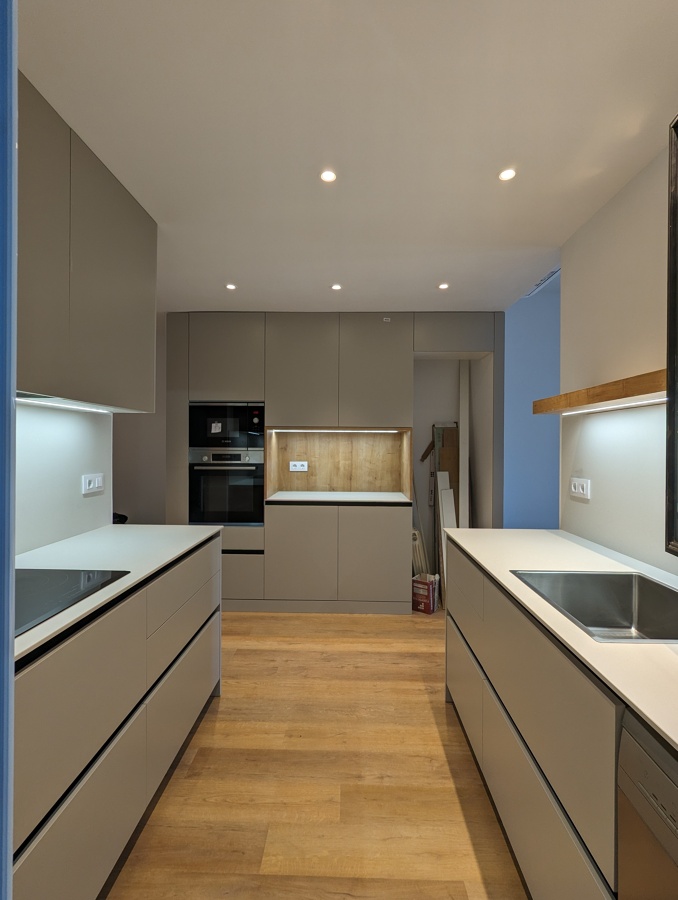 Cocina abarcando pasillo