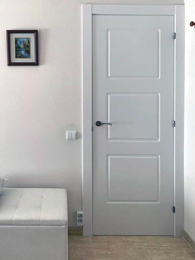 Puertas lacadas molduradas