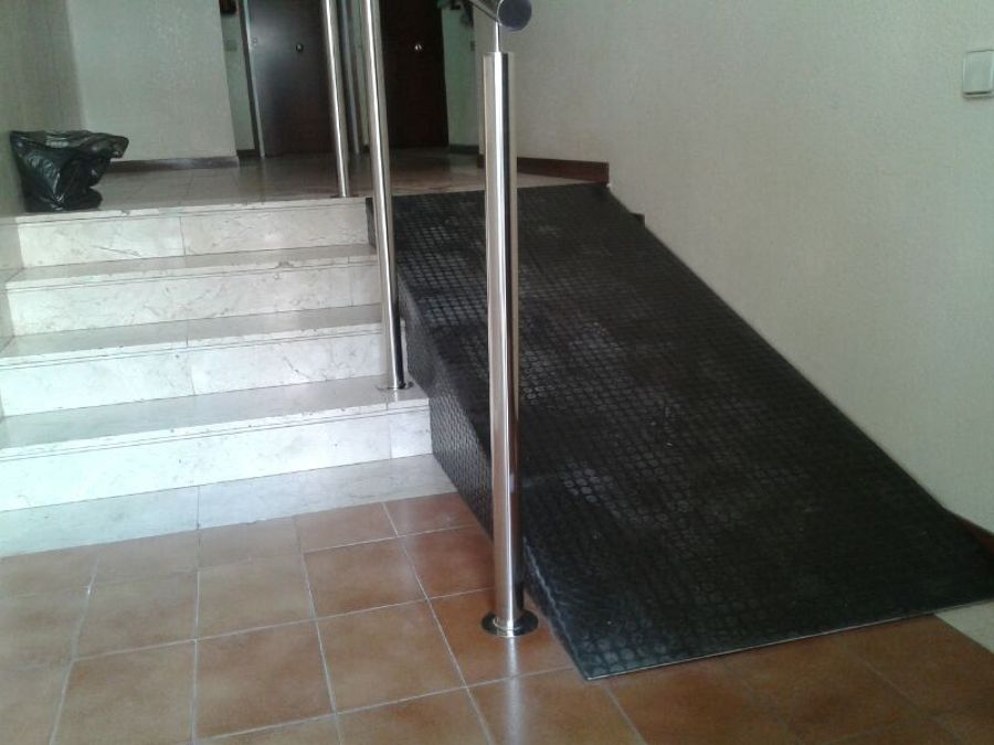 Rampa con barandilla.