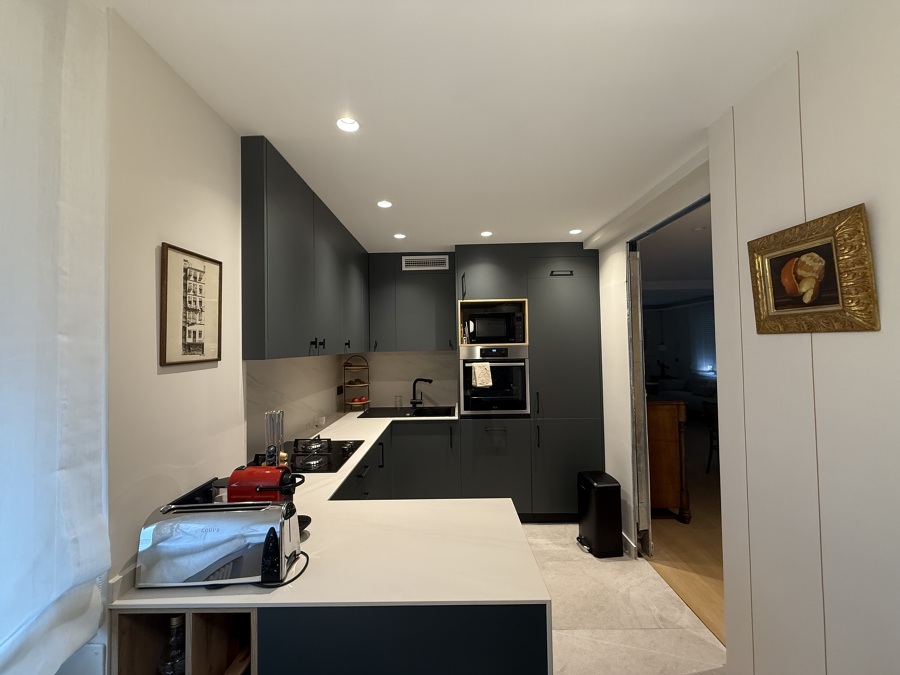 Reforma de cocina a medida en Madrid: península y electrodomésticos integrados