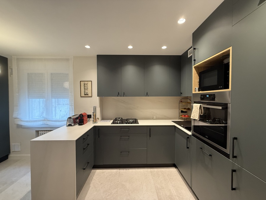 Reforma de cocina en Madrid: cocina en U en gris antracita con encimera de piedra técnica