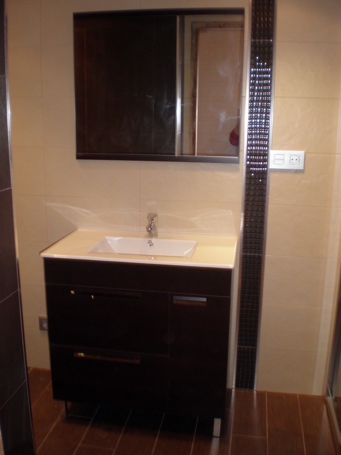 Foto: Reforma de Baño.Cenefa Vertical en Vidrio y Aluminio de Corema