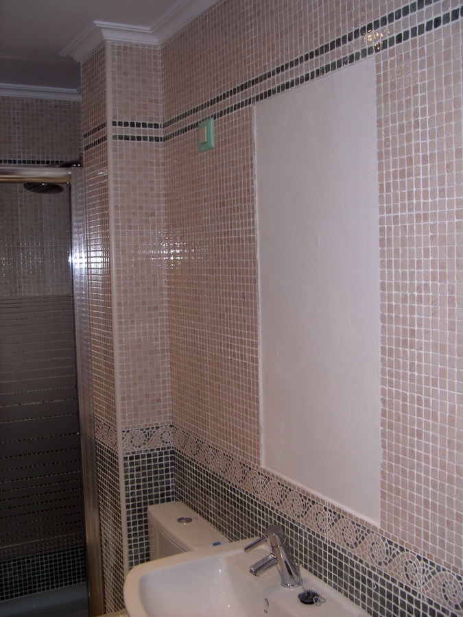 Foto: Reforma de Baño y Zona para Encastrar un Espejo de Construcciones