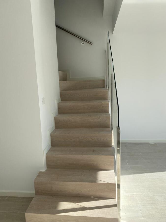 Escalera, forrada con escalones de madera,