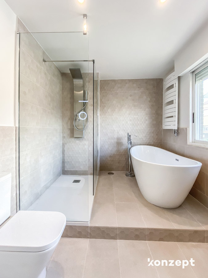 Baño en suite con bañera y ducha