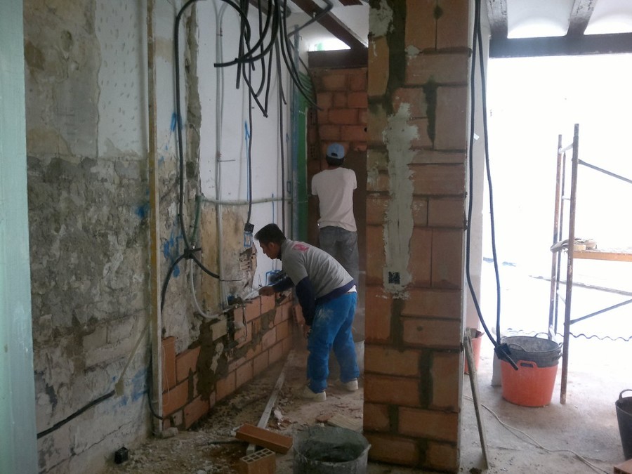 Refuerzo y instalaciones en vivienda antigua