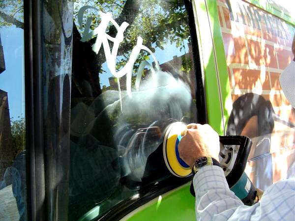 Renovación de ventana de automovil con graffiti. San Pedro.