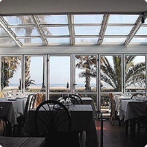 RESTAURANTE CON TECHO MOTORIZADO DE VIDRIO