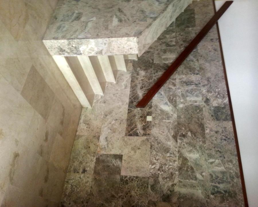 REVESTIMIENTO DE ESCALERA, PAREDES Y SUELO. MARMOL.