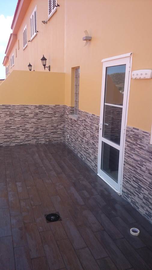Revestimiento de paredes y piso en terraza 