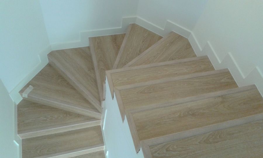 REVESTIMIENTO DE ESCALERAS LAMINADA CON RODAPIÉ BLANCO