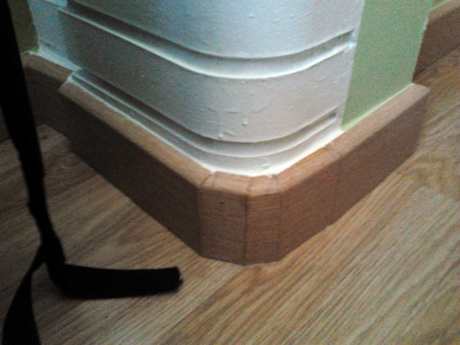 Rodapié de madera.