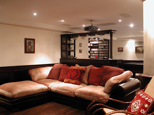 Sala de home cinema con video proyector