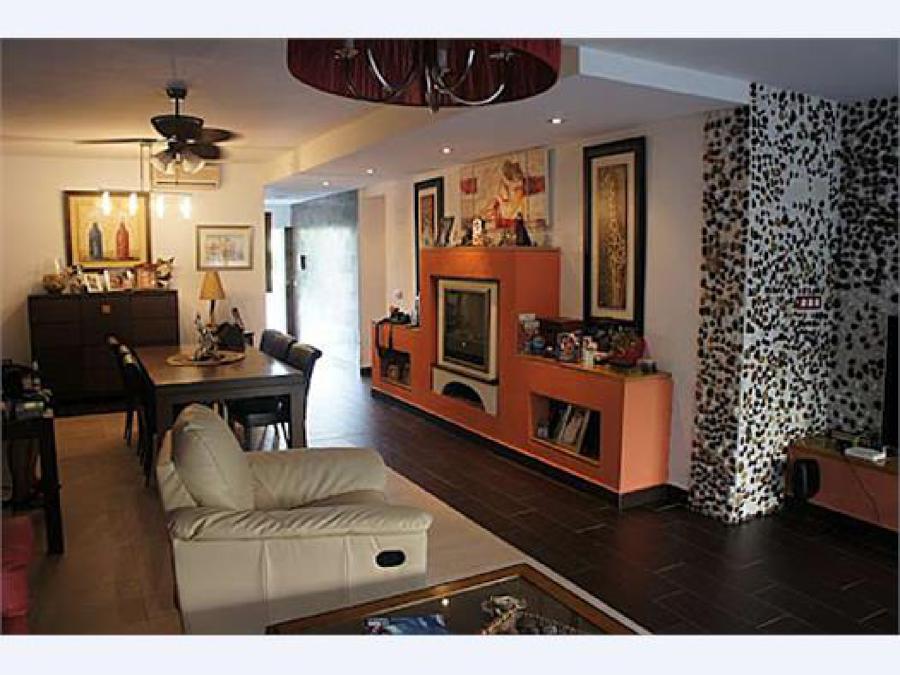 SALON CON SUELO GRES Y CHIMENEA DE OBRA