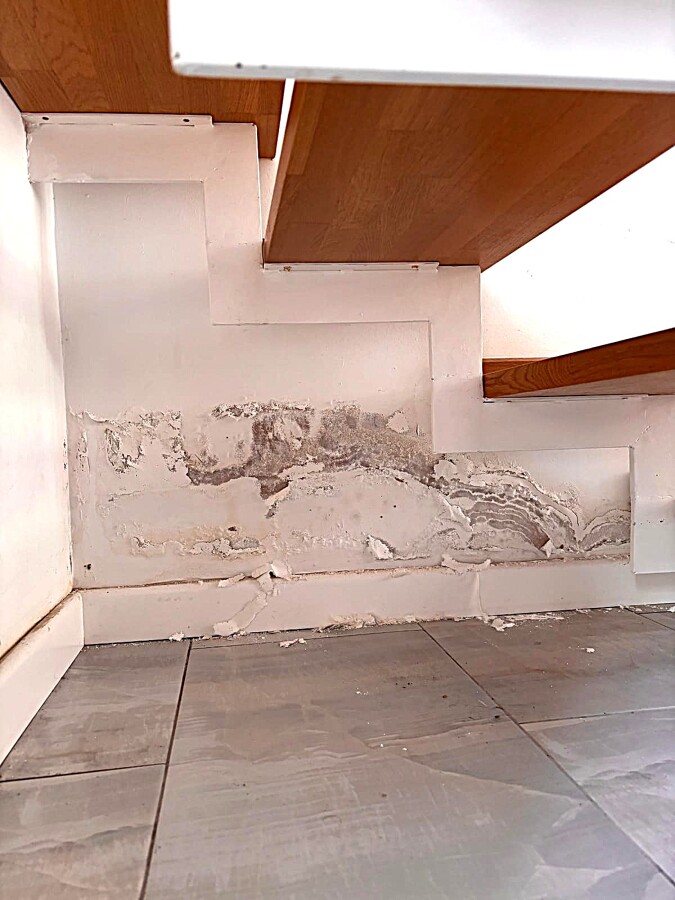 Reparación y pintura de paredes (Antes). Wall repair and painting (Before).