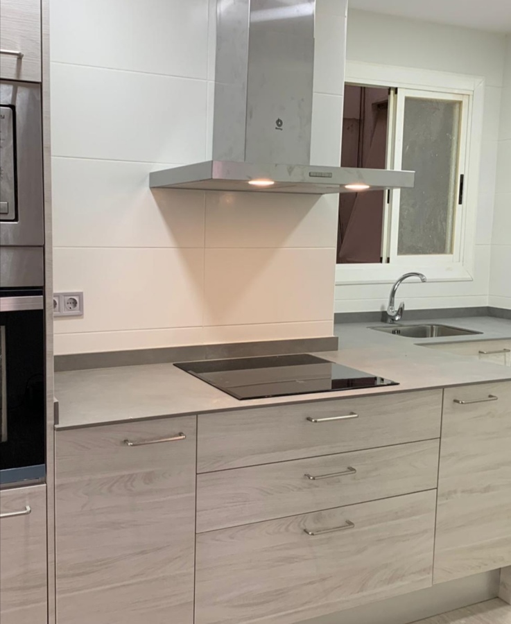 Cocina modelo Fidgi con encimera Porcelánico Cosmopolitan Grey