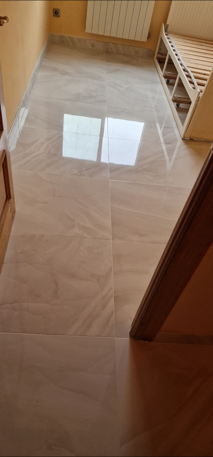 Suelo porcelanico y rodapie