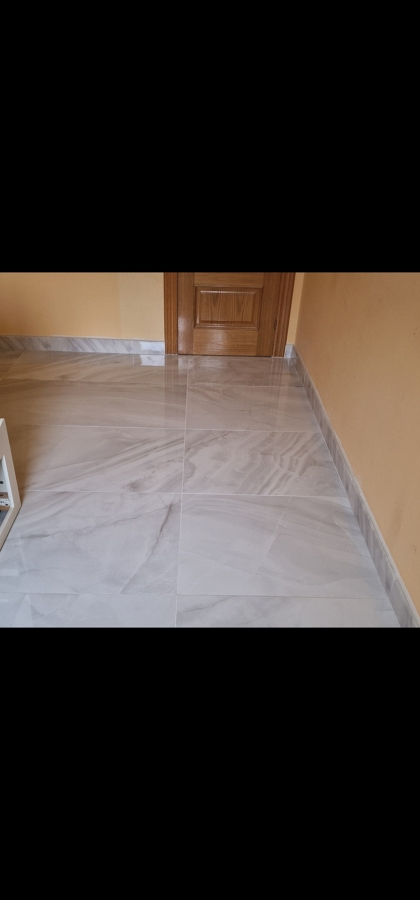 Suelo porcelanico y rodapie