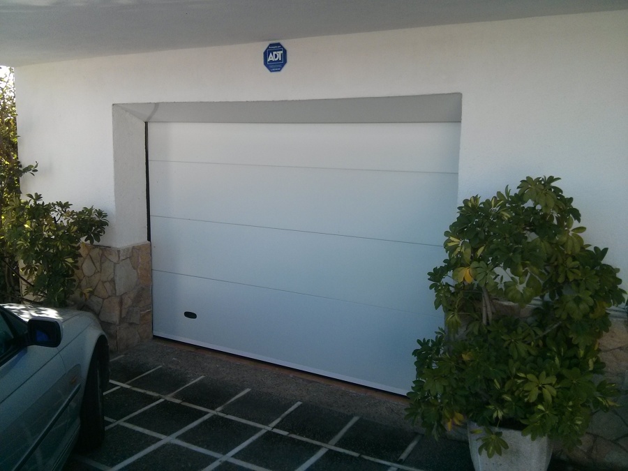 Puerta seccional lacada en blanco