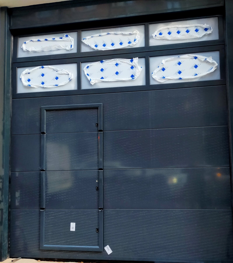 PUERTA SECCIONAL LISA VENTANAS POLICARBONATO